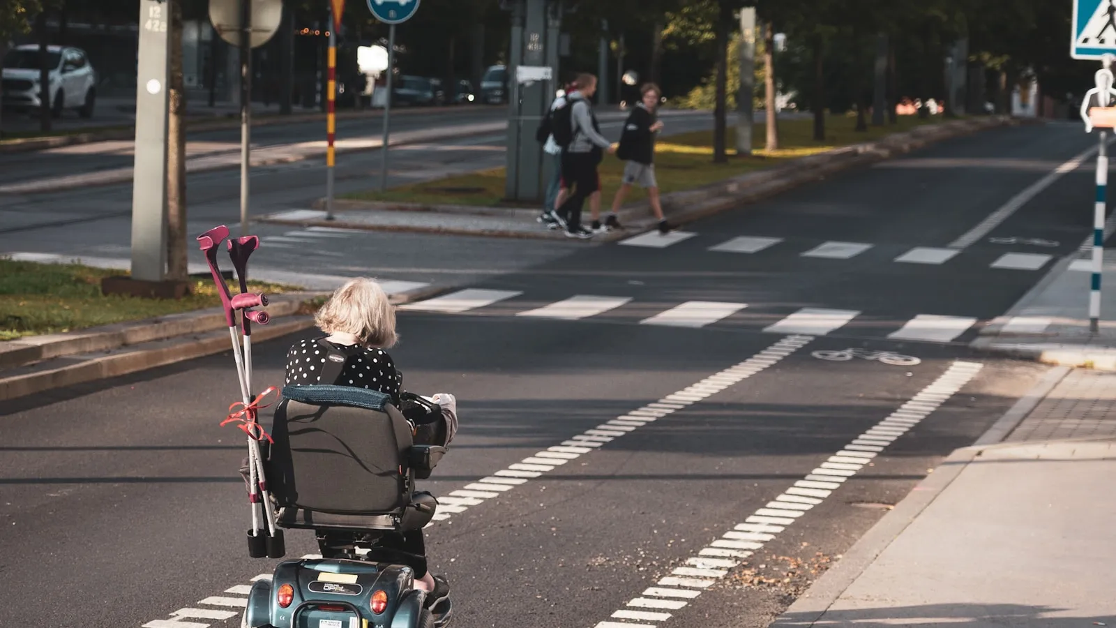 Scootmobiel op straat met senior bestuurder — 4-wiel vs 3-wiel vergelijking