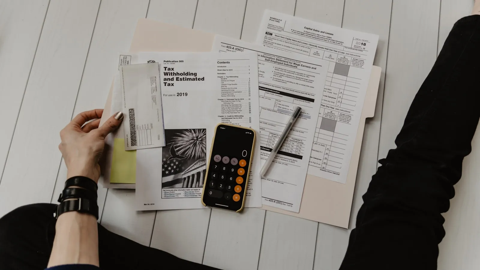Senior leest een brief aan tafel — WMO-afwijzing en alternatieve financiering voor een scootmobiel